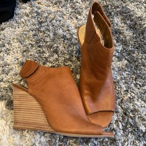 Vince Camuto cognac leather wedge sandal